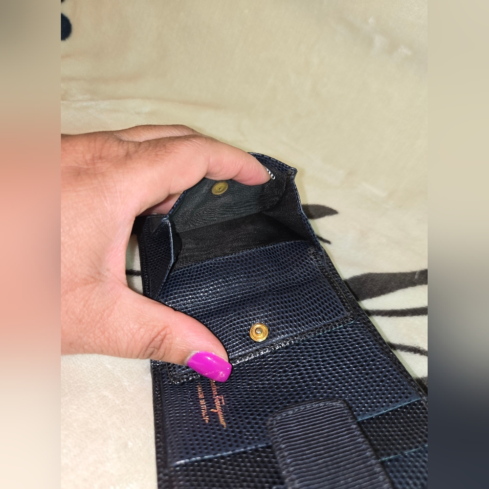 💯 Authentic Salvatore Ferragamo Dark Blue Lizard Embossed Leather Vara Compact - Picture 5 of 15